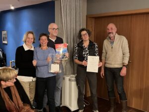 Gewinner des Wanderpreises "Historischer Segler" für die beste seglerische Leistung 2022: Crew um erhard Zimmermann und Michaela Hampf